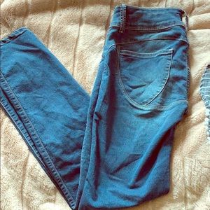 Stretchy butt lifting jeans! 🍑🔥